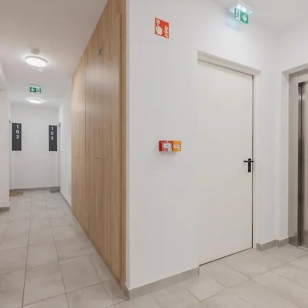 Urban Bloom Retreat - Free Parking Apartament