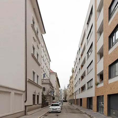 Urban Bloom Retreat - Free Parking Boedapest