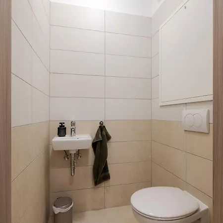 Urban Bloom Retreat - Free Parking Apartment
