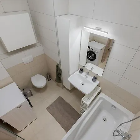 Urban Bloom Retreat - Free Parking Apartment