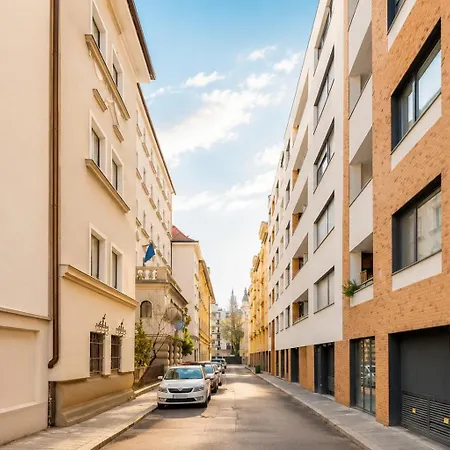 Urban Bloom Retreat - Free Parking Boedapest
