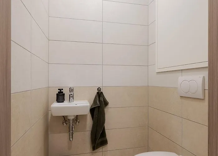 Urban Bloom Retreat - Free Parking דירה